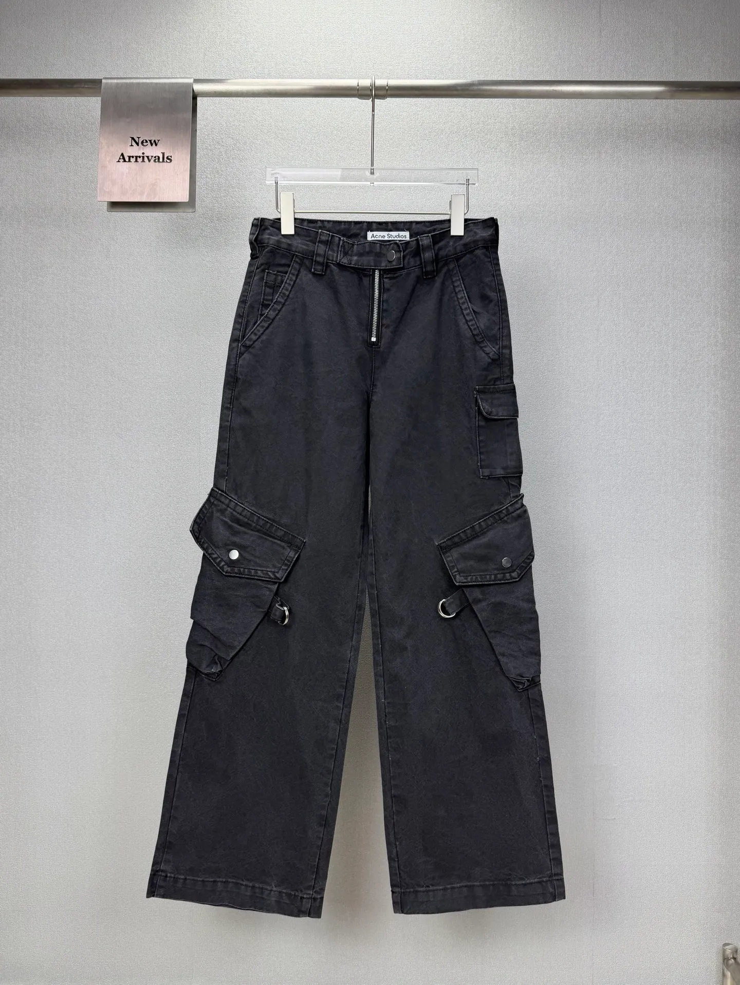 Acne Studios 2026New Arrival Heavy Duty Logging Multi-Pocket Couple Style Washed Loose Jeans High Version High Version Top Ceiling Quality Styles with different washed textures are very friendly to people with thin legs and thick legs. The straight and loose version is very flattering to the leg shape. Moderate length that never goes out of style, easy to match with casually, basic styling for various styles, a must-have in the wardrobe! The fabric is stiff but also makes the upper body soft without losing texture. The washing process is even more perfect. It is a must-have item for everyone! ! ! Washed wheat, hang tag, pants label, three labels complete Color: Black Size: 46, 48, 50, 52 (equivalent to S-XL)